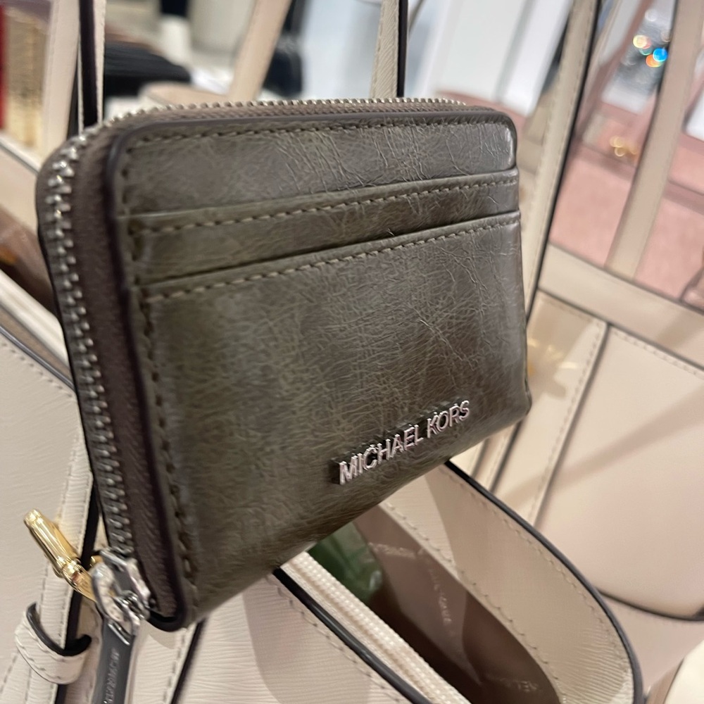 MICHAEL KORS Jet Set Medium Distressed Zip Around Card Case
Olive
NWT - Picture 13 of 16